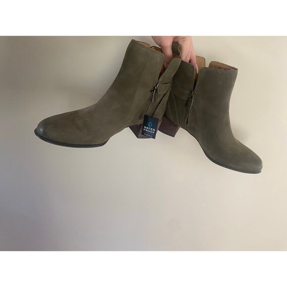 NWT Vionic Sienna Waterproof Green Ankle Boots 9 Buckle Side Zip - Picture 6 of 8